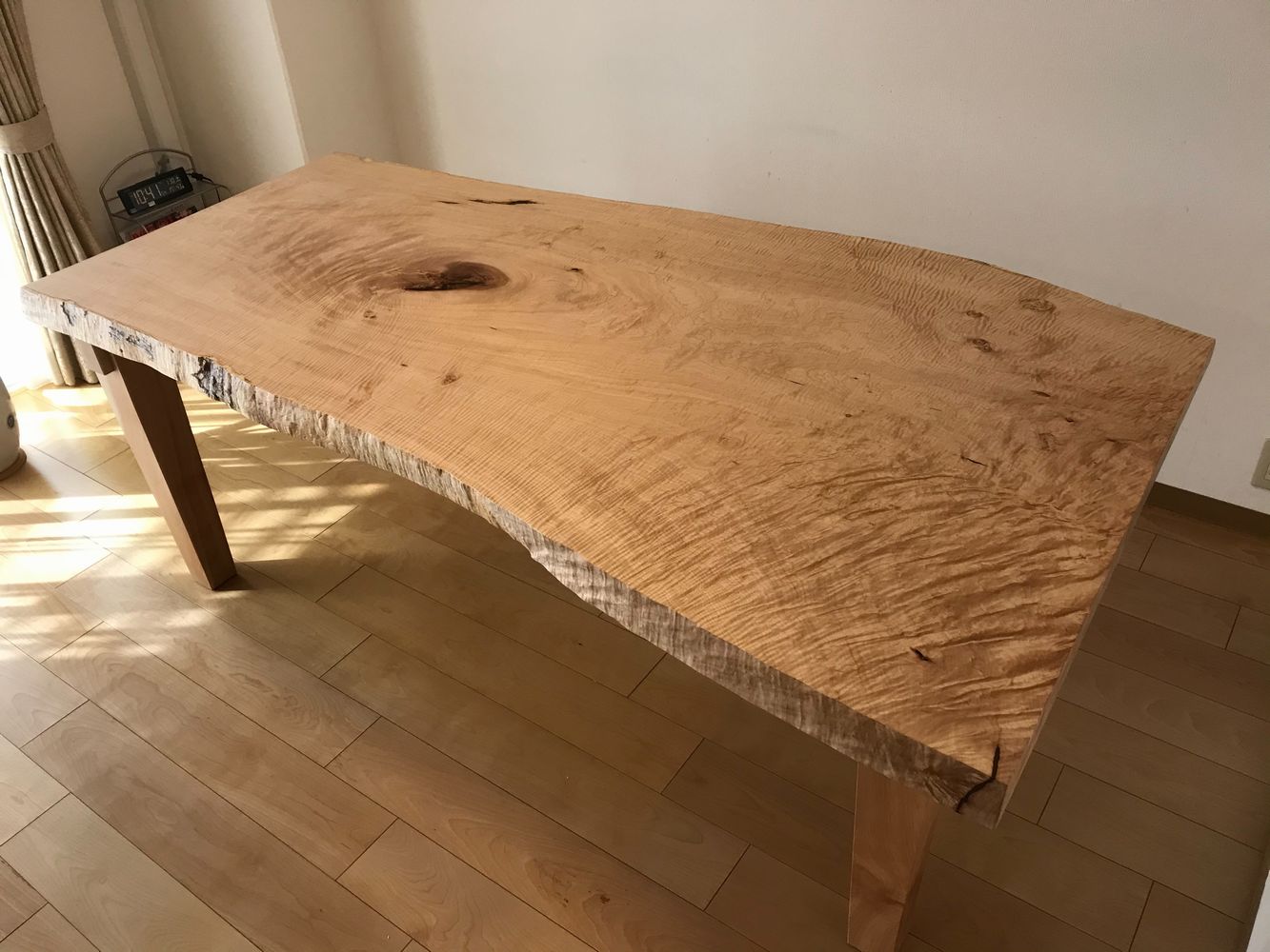 栃縮み杢のテーブル | 無垢一枚板「栃」テーブル【上杉木材店】岐阜で