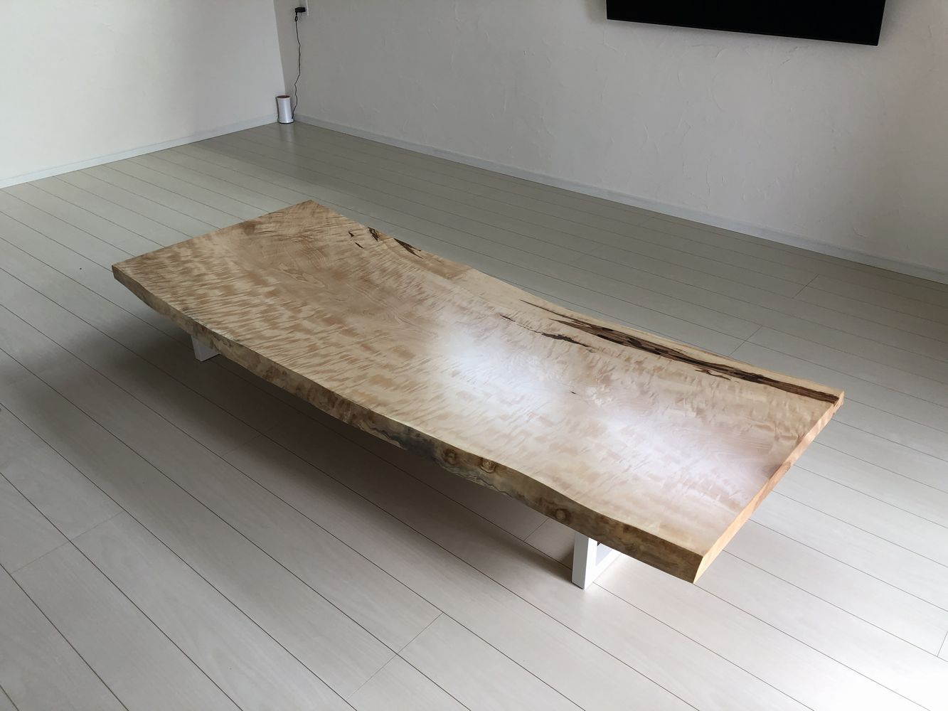 栃一枚板のローテーブル | 無垢一枚板「栃」テーブル【上杉木材店 
